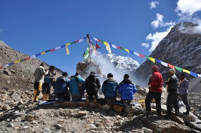特設にしては立派すぎる祭壇の前で祈りをささげる隊員たち