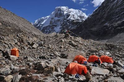 タルチョーがはためきベースキャンプもにぎやかになった