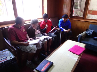 エリザベス・ホウリーさんの取材を受ける