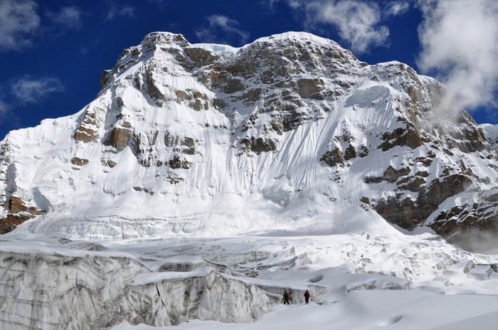 アウトライアー南西壁に向かう隊員たち