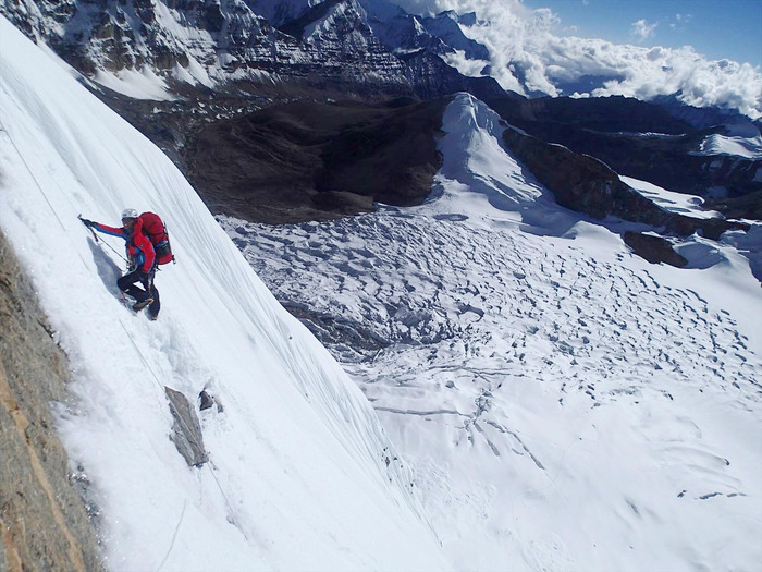 南西壁を登る萩原隊長